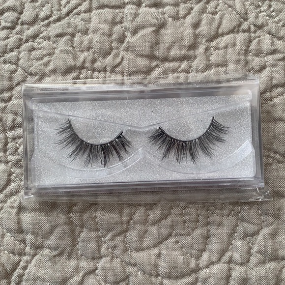 NIP⭐️8 Sets Gorgeous Eyelashes⭐️ - Picture 3 of 8